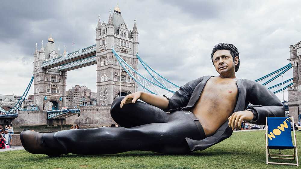 A 25 Foot Ian Malcolm ‘Jurassic Park’ Statue Has Taken Over London